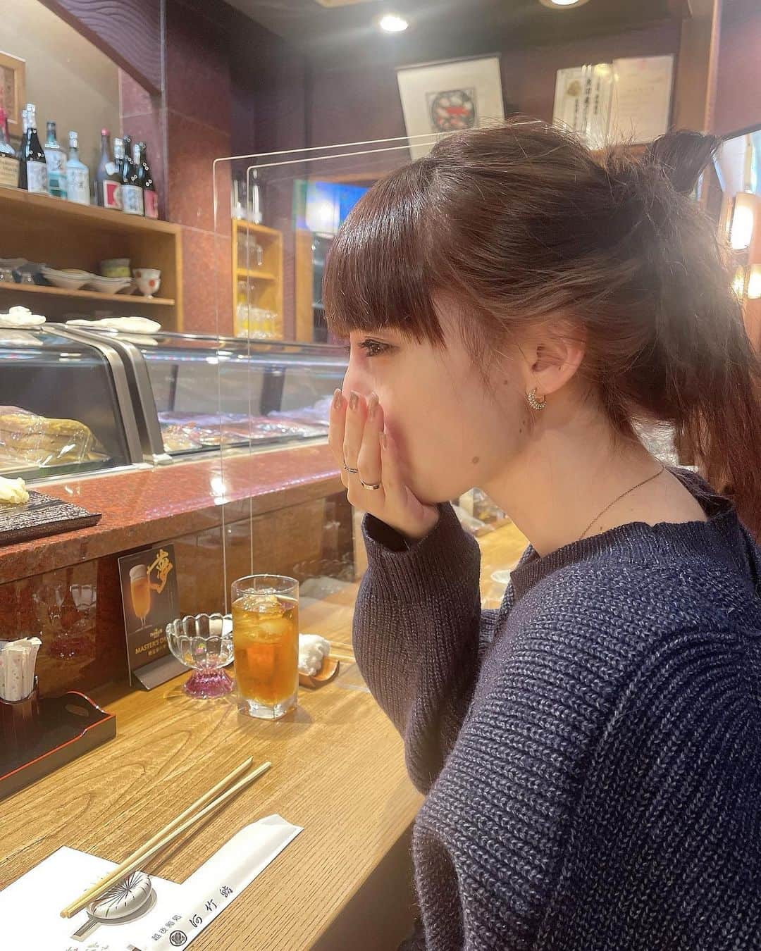 のインスタグラム：「新潟いったら必ずいく河竹鮨なんですけど 新潟に引っ越したときからずっと行ってて もう7年くらいで、大将もお母さんも本当に大好きなんです レッスン終わりにメンバーとも沢山行ったし 家族とも沢山行ったし 1人でも行ったし 撮影でも！笑  家に帰ってきた〜って感じがするくらい あたたかくて優しい😭 いつもおいしいsushi！  この福神の銅像が目印です(笑) 新潟へ行った際には是非たべてほしいです 昨日すこし久しぶりにいって、美味しすぎて冬の新潟の感じも懐かしく幸せな気持ちになり泣きそうになった  また来年は、プライベートでもたくさん 遊びに行けたらと、思います🌾」