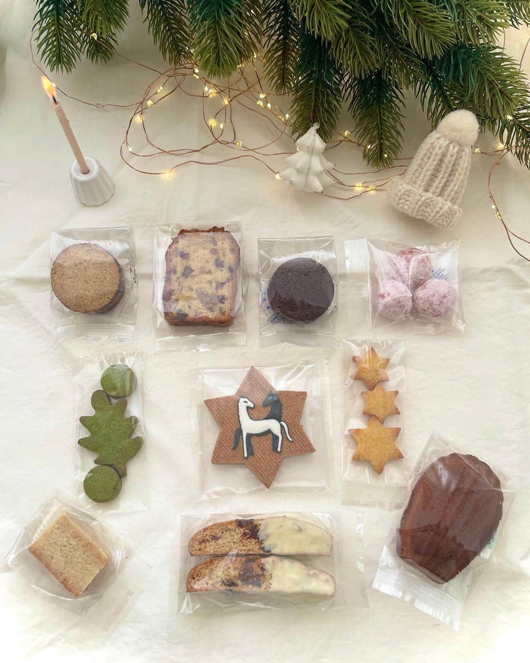 おやつ屋ハイジさんのインスタグラム写真 - (おやつ屋ハイジInstagram)「お知らせが遅れてしまいましたが 京都のメリーゴーランドさんに @merry_go_round_kyoto  クリスマスのお菓子ボックスとシュトーレンをお届けしました🎄  お菓子ボックスのクッキーは 絵本作家の長新太さんが描いたメリーゴーランドのロゴをモチーフに作ってみました⭐️ 9種類のお菓子の詰め合わせになっています  シュトーレンは ラム酒にじっくり漬け込んだフルーツと、香ばしくローストしたナッツ、独自にブレンドしたスパイスを練り込み大人味なシュトーレンに仕上がりました🎄  数量限定になります オンラインでもお買い求めいただけます！ また17日ごろにお届けするかもです〜！  12月に入り、子のイベントがあったり、お菓子の仕込みに追われたりでメールの返信が遅くなっています🙏 忘れていません、じっくり返信しますので気長にお待ちくだされば幸いですー！」12月11日 20時03分 - oyatsuya