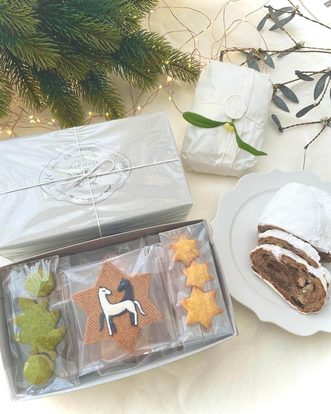 おやつ屋ハイジさんのインスタグラム写真 - (おやつ屋ハイジInstagram)「お知らせが遅れてしまいましたが 京都のメリーゴーランドさんに @merry_go_round_kyoto  クリスマスのお菓子ボックスとシュトーレンをお届けしました🎄  お菓子ボックスのクッキーは 絵本作家の長新太さんが描いたメリーゴーランドのロゴをモチーフに作ってみました⭐️ 9種類のお菓子の詰め合わせになっています  シュトーレンは ラム酒にじっくり漬け込んだフルーツと、香ばしくローストしたナッツ、独自にブレンドしたスパイスを練り込み大人味なシュトーレンに仕上がりました🎄  数量限定になります オンラインでもお買い求めいただけます！ また17日ごろにお届けするかもです〜！  12月に入り、子のイベントがあったり、お菓子の仕込みに追われたりでメールの返信が遅くなっています🙏 忘れていません、じっくり返信しますので気長にお待ちくだされば幸いですー！」12月11日 20時03分 - oyatsuya