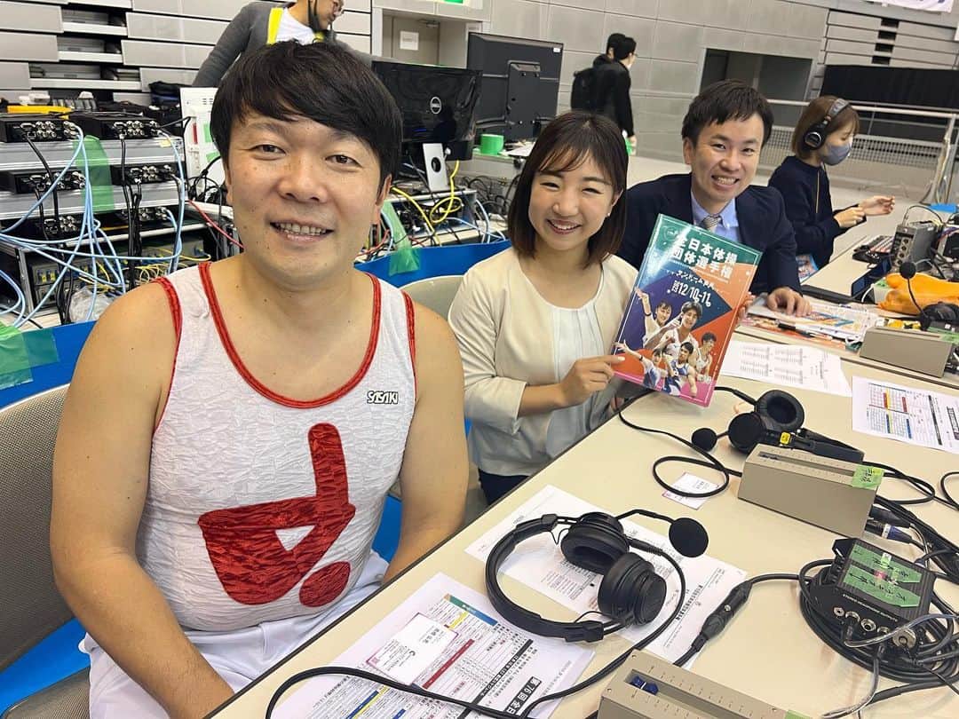 寺本明日香のインスタグラム：「2022年 全日本団体選手権 ライブ配信解説はいつものメンバーの 横田アナとオラキオさん🎤  女子団体 🥇鯖江体操スクール 🥈日本体育大学 🥉筑波大学  男子団体 🥇徳洲会体操クラブ 🥈セントラルスポーツ 🥉鹿屋体育大学  おめでとうございます🎉  見事優勝に輝いたチームのキャプテン 宮田笙子選手と杉野正尭選手📸 しょうこもたかあきも とても良い表情でした✨  個人的に 鹿屋体育大学 3位に輝いた時の感動は 見ててもらい泣きでした😭👏」
