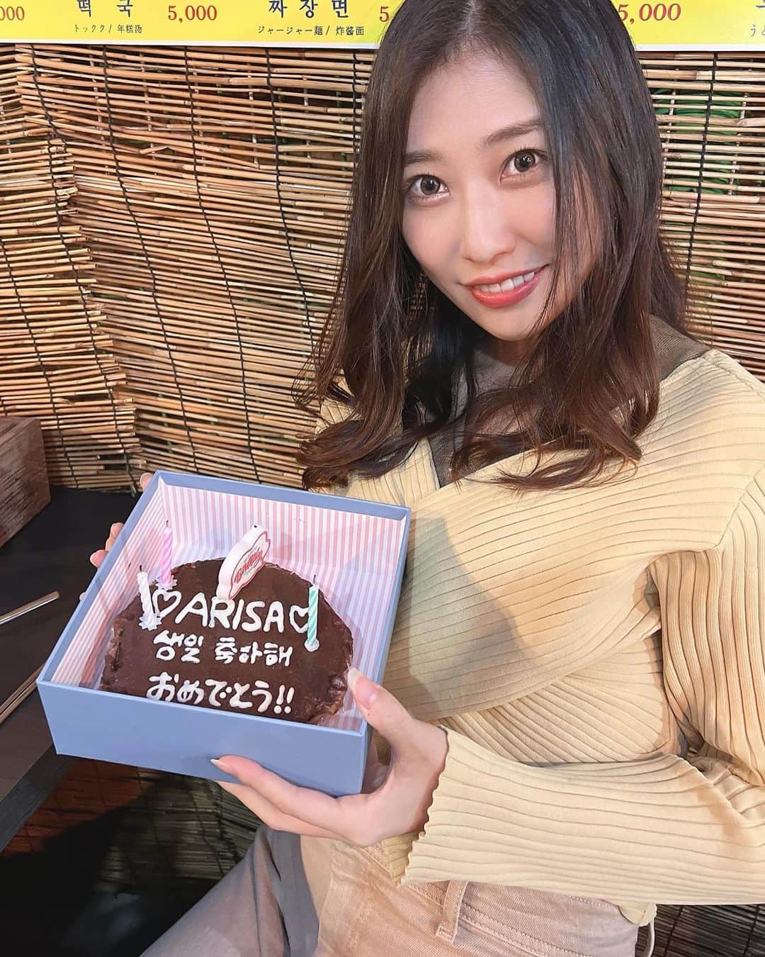 橘亜李彩のインスタグラム：「🎂  誕生日近い友達たちと一緒にお誕生日お祝い会したんだけど、まさかのケーキ手作りしてきてくれてた😭🤍 こんな嬉しいことあるんかいな！って感じだったし、しかも味まで最高だった！！！ ありがと〜🤍🤍」