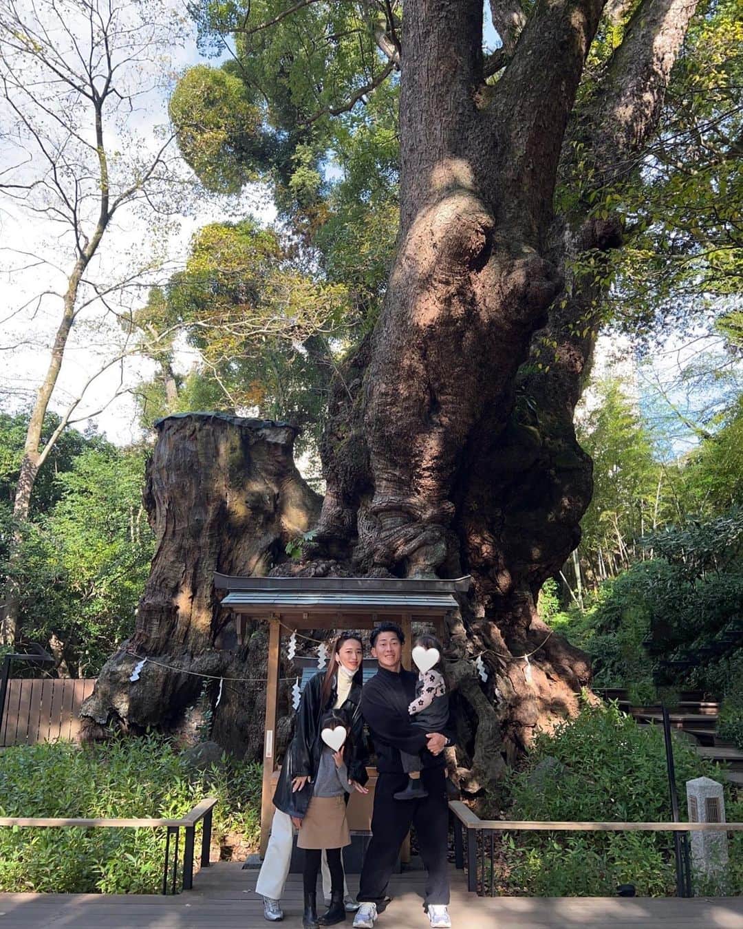 近藤千尋のインスタグラム：「久々に熱海へ行ってきました😍 ずっと行きたかった来宮神社⛩にも。 美味しいカフェもあって素敵な場所でした☺️  ゆっくり温泉に浸かったり、 ひーぼぉくんのお祝いのご飯を食べたり🎂  そして、初めてプライベートで ラヴィットハウスに遊びに行って、 換気をしたり。。笑🏠  姉妹は、ラヴィットハウスに 川島さんが住んでると思い込んでいて ずっと探してました。笑 いないのよ🤣🤣🤣  また永遠に公園で遊んだり🤣寒 ラーメンを食べて あっという間の土日でした☺️！！！  明日からまた12月駆け抜けよう💕🙏  次は私のお誕生日。。ひひひひひ  #熱海 #来宮神社 #ラヴィットハウス #別荘」