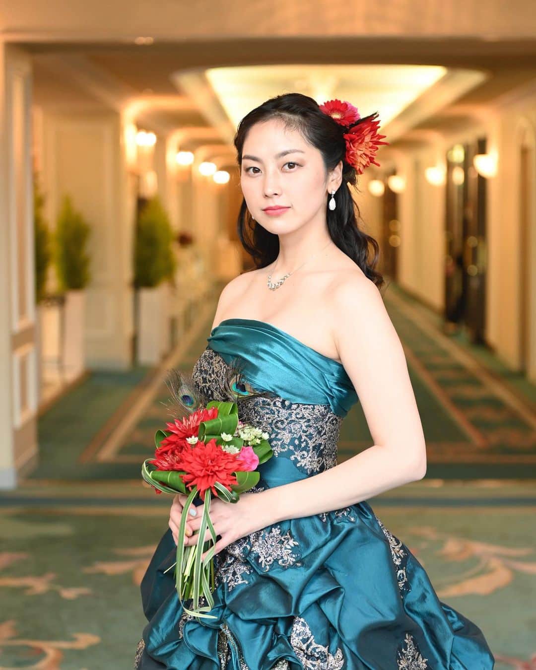 のインスタグラム：「このドレスはわたしの性格を表したようなドレスでした👗 ・気が強そう ・気が強そう ・気が強そう 気が強いんです（笑） 試着して、即決めしたドレスです！ 白のウェディングドレスもカラードレスも一発決め😂即決派ですm  #気が強そう #気が強い系女子 #カラードレス #即決派」