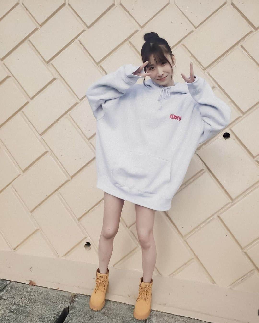 橋野彩葉さんのインスタグラム写真 - (橋野彩葉Instagram)「お団子したらつり目気味🙃  最近ダボ好きなので大きめのパーカー𓈒𓏸︎︎︎︎ デザインもサイズ感もめちゃかわですわ。  @hwfe_official   ちなみに私の友の友が出してるブランドです⋆⸜ ⚘ ⸝⋆   #hwfe  #パーカー  #パーカーコーデ  #お団子ヘア」12月11日 20時20分 - iroha_0521_