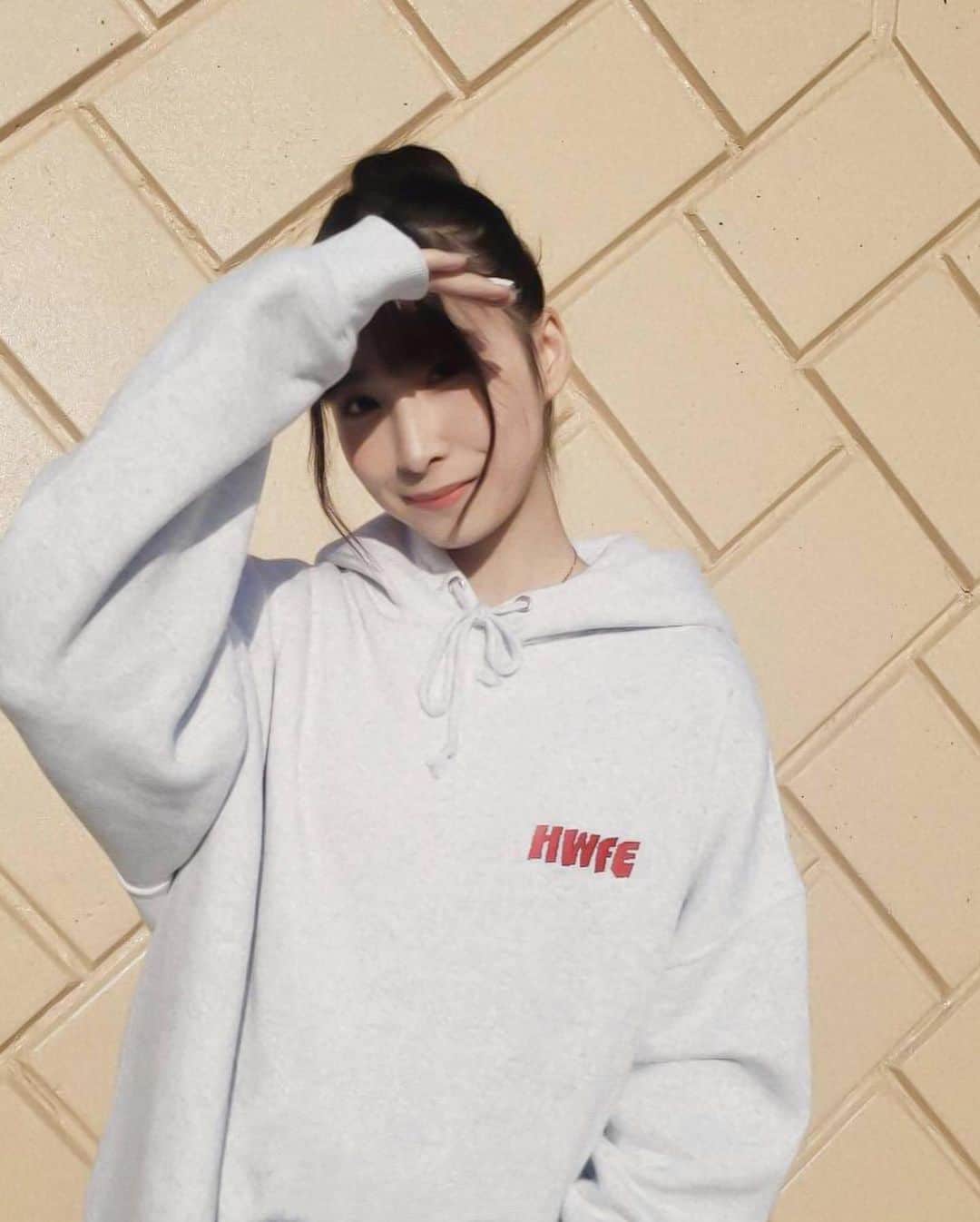 橋野彩葉さんのインスタグラム写真 - (橋野彩葉Instagram)「お団子したらつり目気味🙃  最近ダボ好きなので大きめのパーカー𓈒𓏸︎︎︎︎ デザインもサイズ感もめちゃかわですわ。  @hwfe_official   ちなみに私の友の友が出してるブランドです⋆⸜ ⚘ ⸝⋆   #hwfe  #パーカー  #パーカーコーデ  #お団子ヘア」12月11日 20時20分 - iroha_0521_