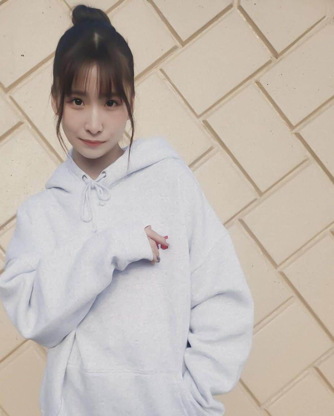 橋野彩葉さんのインスタグラム写真 - (橋野彩葉Instagram)「お団子したらつり目気味🙃  最近ダボ好きなので大きめのパーカー𓈒𓏸︎︎︎︎ デザインもサイズ感もめちゃかわですわ。  @hwfe_official   ちなみに私の友の友が出してるブランドです⋆⸜ ⚘ ⸝⋆   #hwfe  #パーカー  #パーカーコーデ  #お団子ヘア」12月11日 20時20分 - iroha_0521_