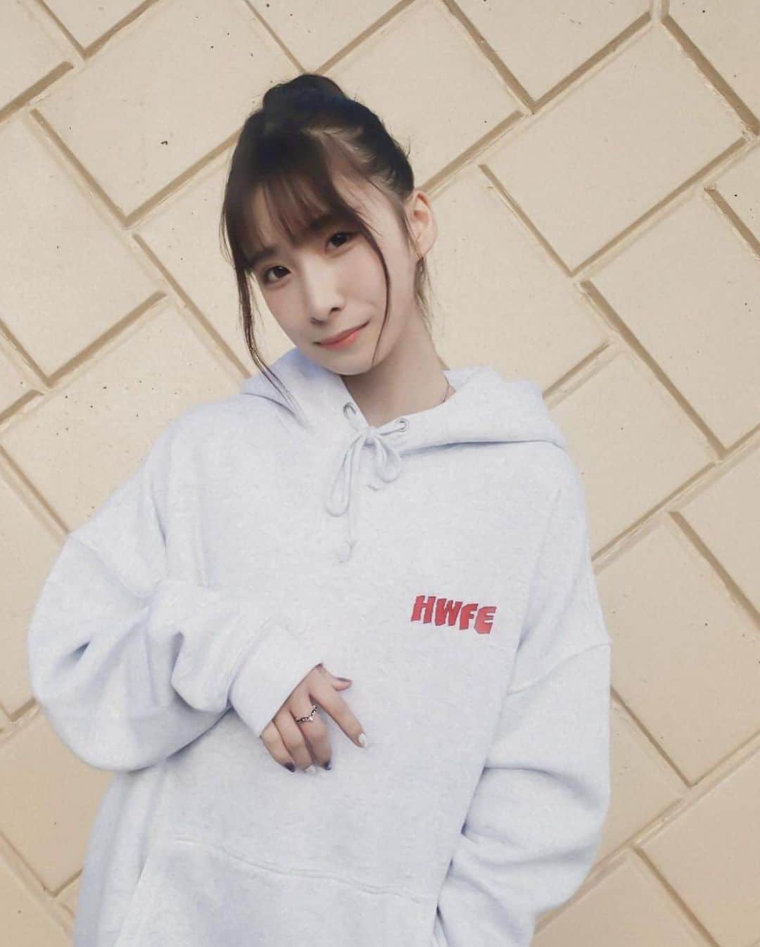 橋野彩葉さんのインスタグラム写真 - (橋野彩葉Instagram)「お団子したらつり目気味🙃  最近ダボ好きなので大きめのパーカー𓈒𓏸︎︎︎︎ デザインもサイズ感もめちゃかわですわ。  @hwfe_official   ちなみに私の友の友が出してるブランドです⋆⸜ ⚘ ⸝⋆   #hwfe  #パーカー  #パーカーコーデ  #お団子ヘア」12月11日 20時20分 - iroha_0521_