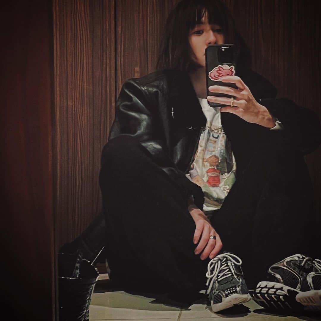中村アンのインスタグラム：「🌨❄️🫧👾 @celine /  Coat 古着 / Long T-shirt @barrie /  Bottom @nike @stussy / Shoes」
