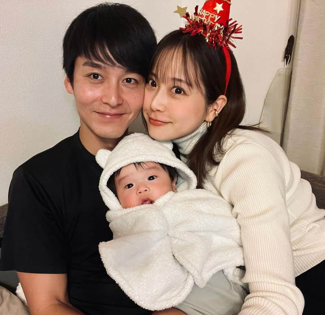 麻倉みなのインスタグラム：「12/8に誕生日を迎えました🌹  家族3人で迎える初めての誕生日🤍 毎日幸せいっぱいです🥰  息子は今の所あまり手のかからない子でしてとっても助かってます🥹 （勝手に寝るし、お腹すいた意外では泣かない😭♡）  産後4ヶ月が経ち、妊娠前の体重にはまだ3㌔戻ってない🥺 卒乳したらダイエット本気で頑張るとココに誓う🥺🥺  #誕生日 #誕生日プレゼント #mybirthday #夫婦 #夫婦生活 #令和4年ベビー #生後4ヶ月 #男の子ママ #男の子ベビー #男の子#生後3ヶ月 #生後2ヶ月 #私は #平成元年生まれ」