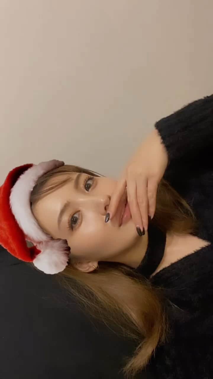 もえぴーのインスタグラム：「． フィルターのサンタ帽子だよ 街中めりくり☃️🤍🌨  寒いのだいすき。笑」
