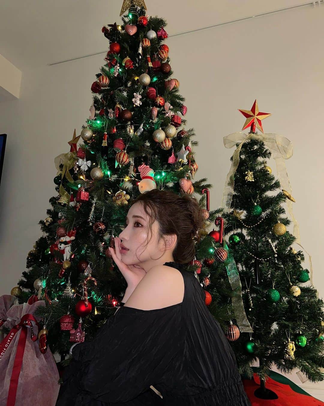 南りほのインスタグラム：「クリスマスツリー始めました🎄🤎 この3本全部飾りつけしたよ🤣🎁この時期が一番大好き😘🎅🏽」