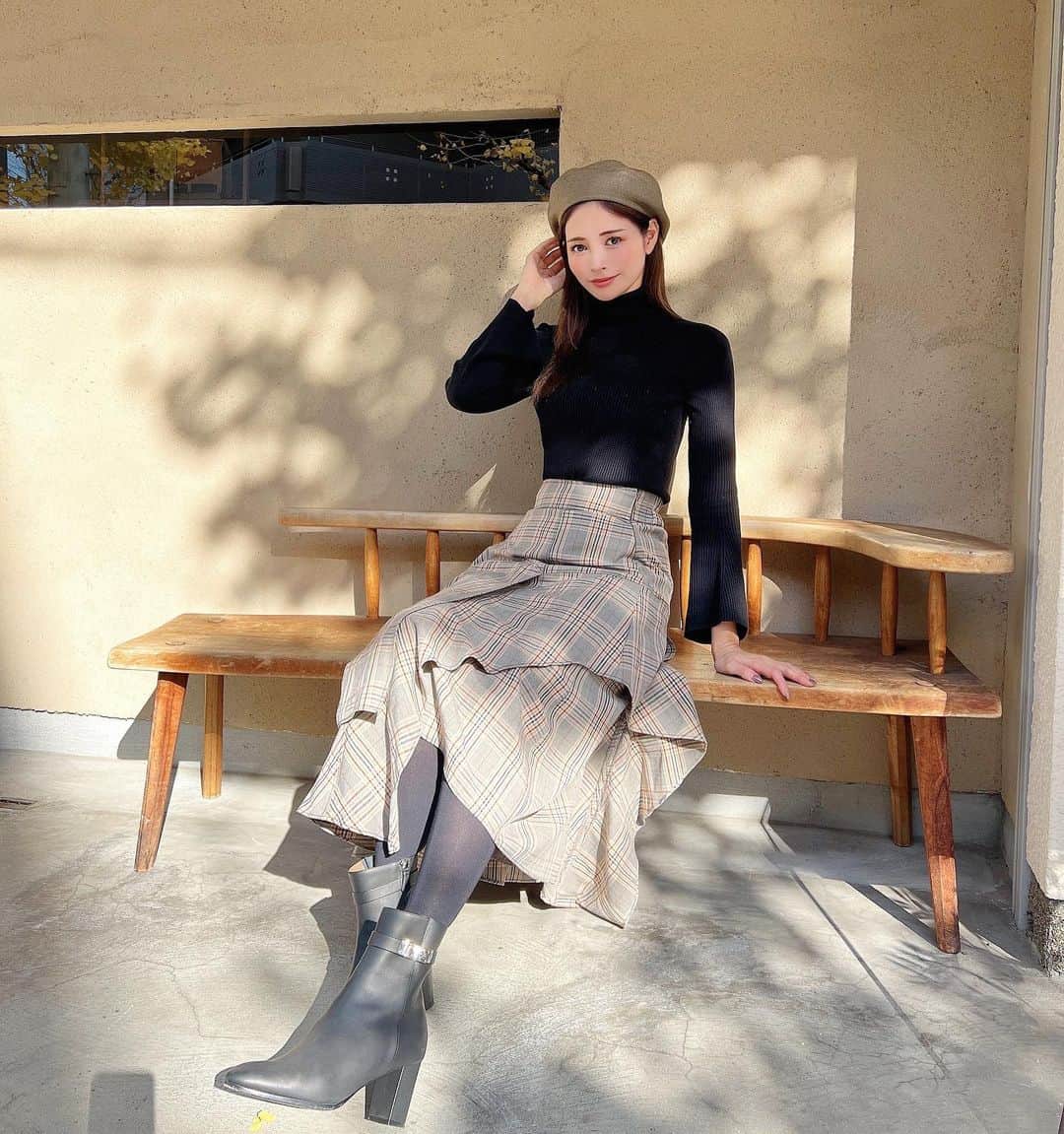 のインスタグラム：「お日様ぽかぽかで暖かい12月⛄️  チェックで形とか可愛すぎて！ 即決したスカート🤍 @ladymade_official  knit : @uniqlo béret & boots : @hermes です！  ・ ・ ・ ・ ・ ・ ・ ・ ・ ・ ・ ・ ・ ・ ・ ・ ・ ・ ・ ・ ・ #ladymade#ロングスカート#スカート#チェック#ベレー帽#ブーツ#エルメス#uniqlo#ユニクロ#ユニクロコーデ#uniqloコーデ#アラサー女子#子育てママ#子育てママと繋がりたい#男の子ママ#ママコーデ#ママファッション#ママライフ#hermes#休日コーデ#休日の過ごし方#boots#ニット#タートルネック#knit#大阪ランチ#シンプルコーデ#ショートブーツ#着圧#着圧レギンス」