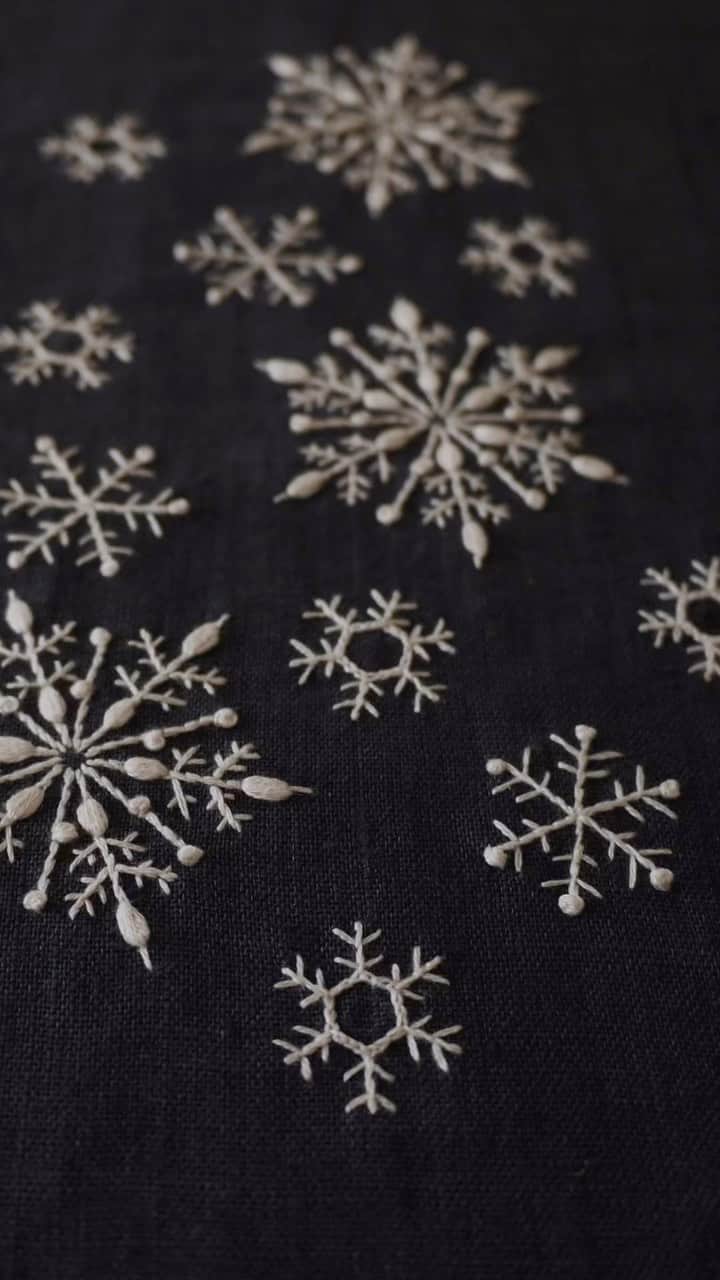 樋口愉美子のインスタグラム：「. Christmas Embroidery🎄 過去のクリスマス図案、 まとめてみました🪡  #ChristmasEmbroidery  #ChristmasDesign #christmaspattern  #embroidery #handmade #stitching #broderie #bordado #вышивка #자수 #needlework #embroideryArt #handembroidery #yumikohiguchi #art#contemporaryembroidery #樋口愉美子 #刺繍 #クリスマス #クリスマス刺繍」