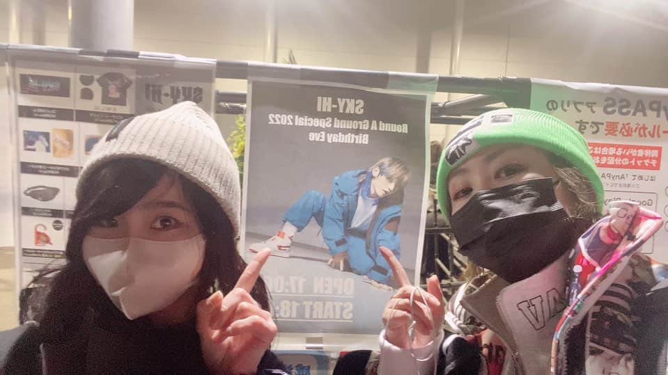 AD久保田（久保田樹里）のインスタグラム：「2022.12.11 SKY-HI バースデーライブ  久々に当たらな過ぎて ラストの解放席で行ったら  もはやライブハウス内の通路から動けず  はじめて一ミリも誰も見えなかったけど😂  ちょっと声出しOKなのか  事務所推してからの社長ライブで  一番熱かったw  バイブスえぐ。  めちゃ楽しかった！！  今年の締めライブは社長  年始はbefirstからスタート♡」
