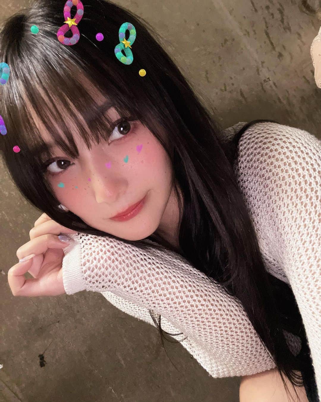 Akiのインスタグラム：「. 12/24.25🎄スナック人魚に出勤します💝 . 時間は多分19:00〜23:00すぎまでです！ 場所は2枚目に載ってます💎 . . サンタコス(震える)するので 会いにきてくれたらすごく嬉しいです🥺💭💗 . クリスマスプレゼントはテキーラでお願いします🧸💭 . . . . . . . .」