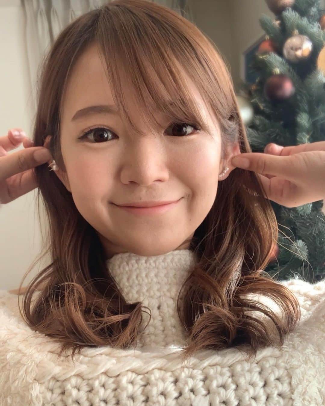 内山絵里加のインスタグラム：「・ ・ おうちにクリスマスツリーをやっと飾りました！🌲🦌それだけで、わくわく。 ・ クリスマスシーズン、フォーマルにも カジュアルにも大活躍しているのが アミュレットさんのパールのイヤーカフ。 ・ ▶︎パールイヤーカフ5連 アコヤ真珠パールグラデーション 5粒のアコヤ真珠がグラデーションに連なり、耳に沿ってゆるやかにカーブを描きます。2つセットです🤍 日常からオフィスまで幅広く大活躍！  ▶︎淡水パールイヤカフ 遊び心ある大人可愛いデザイン。 2連デザインのK10イエローゴールドベースに、照りの良い淡水パールを2珠セットされた、スタイリッシュなイヤーカフです。 ・ イヤカフは、ピアスの穴がなくても 耳にはさむだけなので手軽に楽しめます👱🏻‍♀️ 左右デザインを変えても可愛いですよ♩ ・ 【アミュレット歳末SALE】 20日(火)まで 浜松市東区のアミュレットさんにて開催中❤︎ 10:00〜18:00（※20日は17時まで） 全てのジュエリーが大変お得な価格になっています💎 私も２０日(火)の午後に訪問&インスタLIVE予定です👱🏻‍♀️ クリスマスのプレゼントに 1年頑張った自分へのごほうびに❤︎ 素敵なジュエリーを紹介しますね🦌𓂃 𓈒𓏸◌‬ ・」