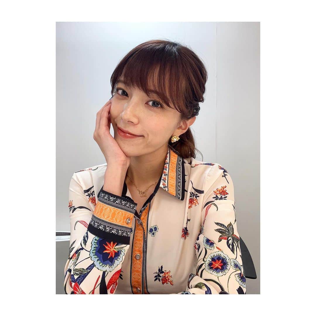 のインスタグラム：「* 今日はお外がすこぶる寒かったですが 皆さん体調は大丈夫ですか😵‍💫 寒さに弱い私は冬になると稼働率が半減します笑 太らないようにせめて運動は続けないと… . #三谷の衣装 はワンピース❤︎ オレンジのアクセントラインがポイントです🧡 * #ootd#ootn#outfit#衣装#ワンピース#onepiece#ピアス#pierce#ネックレス#necklace#冬#winter#コーデ#todayscode#cordinate#テレビ朝日#アナウンサー#三谷紬」