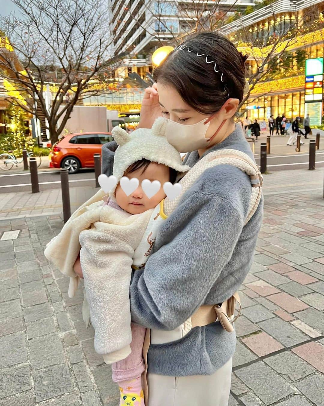 友寄蓮さんのインスタグラム写真 - (友寄蓮Instagram)「冬の街大好き！前髪飛んでるけど！  👶🏻の上着も帽子も友達がプレゼントしてくれたもの。可愛いですねってたくさん声掛けてもらえる🫶⸝⋆  #赤ちゃん#女の子ママ#親子#赤ちゃんのいる生活#赤ちゃんのいる暮らし#baby#babygirl」12月11日 21時22分 - ren_tomoyose