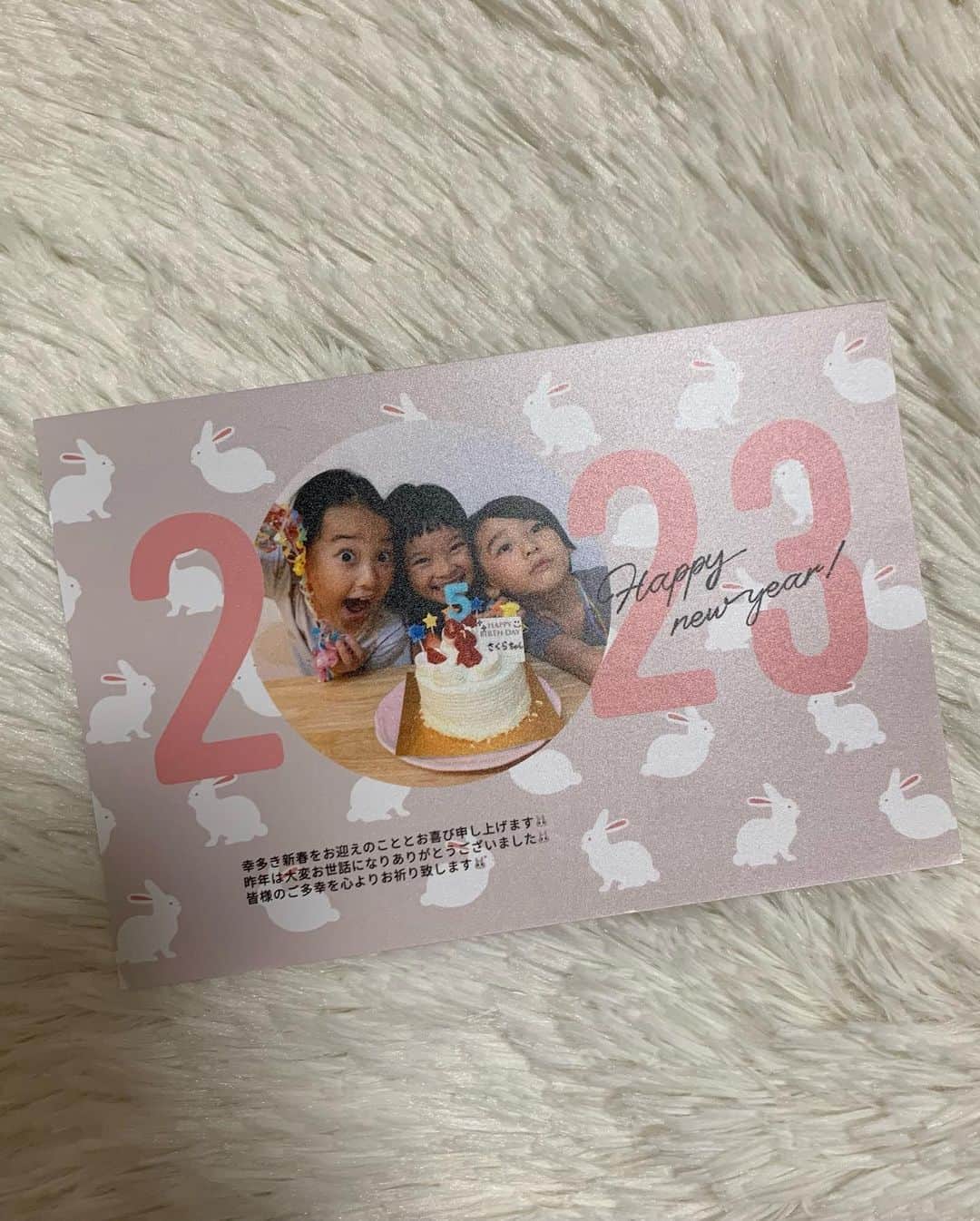 のインスタグラム：「👼🏻👼🏻👼🏻 ⁑ ⁑ きましたきました今年も年賀状の季節が😇 ギリギリにならないよう早めに準備を💪🏻 今年も @sumaho_nenga で注文🥰 簡単！早い！安い！の三拍子👏🏻 フォロワー様限定の印刷代10%OFFクーポンもあるので使って下さいね〜🤝🏻 クーポン→pr23346 ⁑ ⁑ #スマホで写真年賀状 #年賀状 #pr」