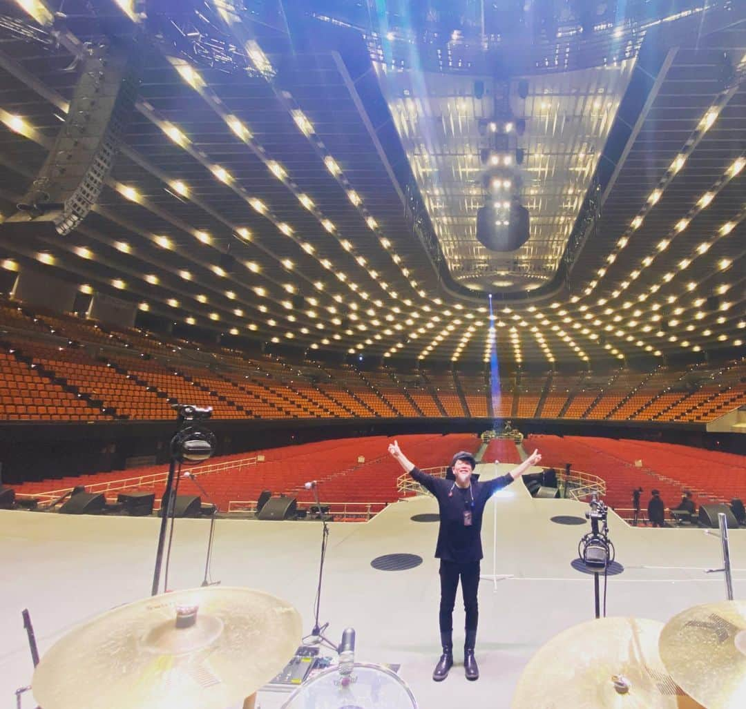 野崎森男さんのインスタグラム写真 - (野崎森男Instagram)「EIKICHI YAZAWA CONCERT TOUR 2022 ～ONE FIFTY～  大阪城2daysも 最高の盛り上がりで終演！ ありがとうございました  さぁ残すは武道館4日間のみとなりました 毎回のライブが本当に最高で ボスの背中を見ながら、最高のメンバーと音をぶつけ合う ミラクルな時間を過ごさせて頂いています！  始まるから終わりがあるんだけど 終わらないで欲しい！！  思い残す事なく そして得られるものは全て掴んで その先に繋げていきたいと思います  武道館来られる方は楽しんでくださいね！  #矢沢永吉 #永ちゃん #ヤマダインフラテクノス  #backlash #isamukatayama  #takumakoga #ma_detailing #なかざわ腎泌尿器科クリニック #ATELIERZ #mycars #morimax」12月11日 21時51分 - morio_max