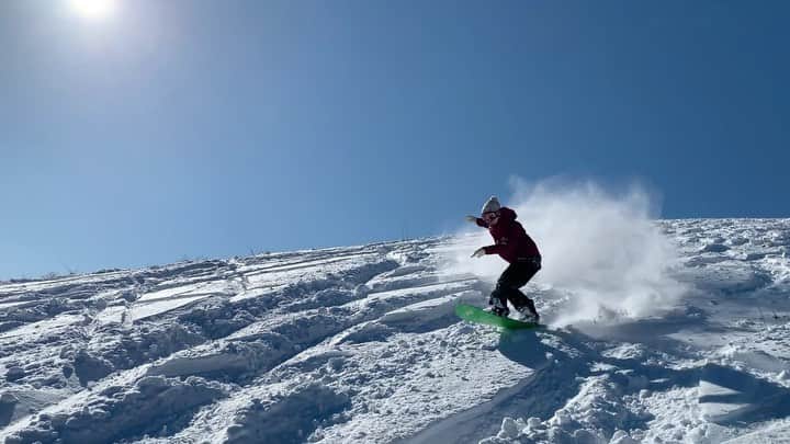 田中幸のインスタグラム：「✴︎スノーボード . . . パウダーボコボコバーンでも 安心して乗っていける  限られた時間 一瞬、チャンス、ワンターンを 最高なものに導いてくれる お気に入りのスノーボード❤️‍🔥 . . . @k2.snowboarding  #K2#k2japan#k2snow#k2wildheart」