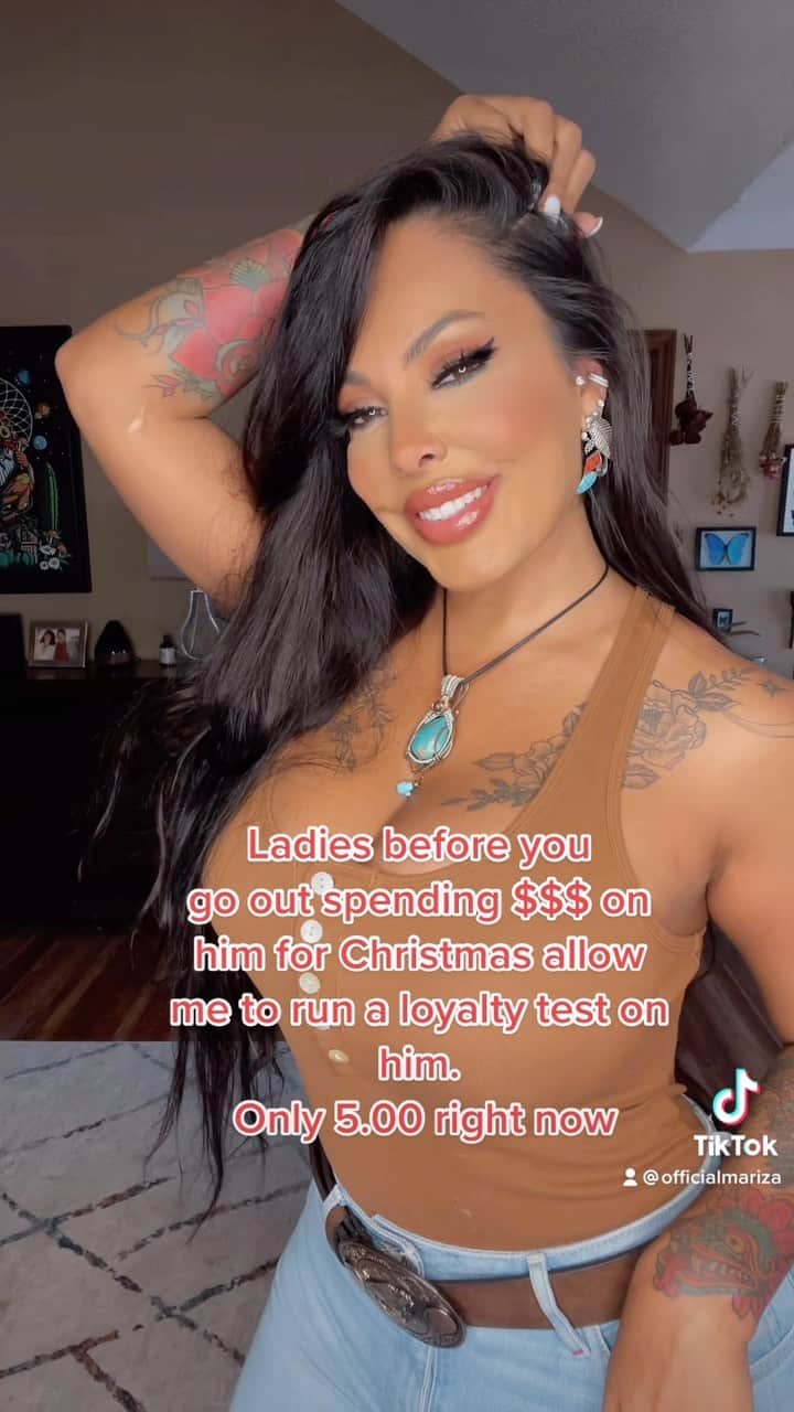 ニーナ・メルセデスのインスタグラム：「Before you go out spending money let’s see how loyal he can be…. 🥶  Just kidding 😂 but fellas be careful in those DM’s and stay faithful. Girls out here doing loyalty tests for 5.00 … yikes!  Happy Sunday! Stay toxic!   #faithful #relationshipadvice #relationships #funny #jokes」