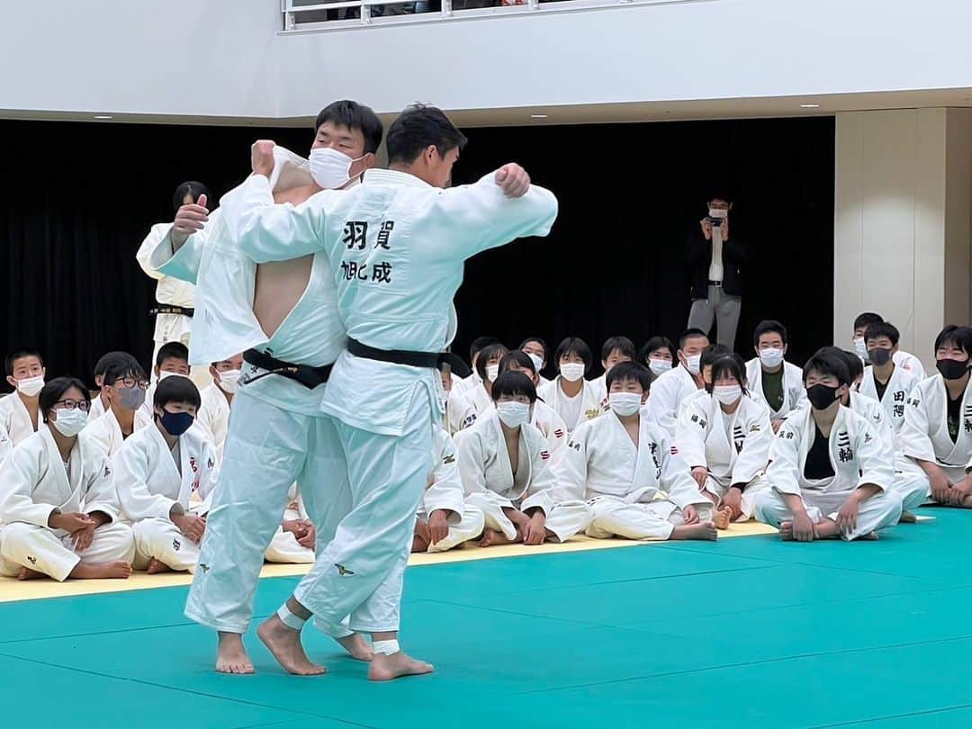 井上康生さんのインスタグラム写真 - (井上康生Instagram)「羽田タートルサービス主催柔道教室  コロナの影響で3年越しの開催となった柔道教室。 羽賀選手、上水先生のご指導のもと、楽しく、刺激ある教室となったかと思います。生徒たちは目を輝かせて参加をしてくださり、また保護者の方々も嬉しそうに見守ってくださる姿は印象的でした。 主催者の羽田タートルサービス様をはじめ、藤田会長をはじめとする福岡柔道連盟の関係者、引率の先生や保護者、そして受講生の皆さん、本当にありがとうございました！  #羽田タートルサービス #福岡柔道連盟 #福岡市総合体育館 @ryunosukehaga  #上水研一朗 #ありがとうございました」12月12日 7時23分 - koseiinoue_official