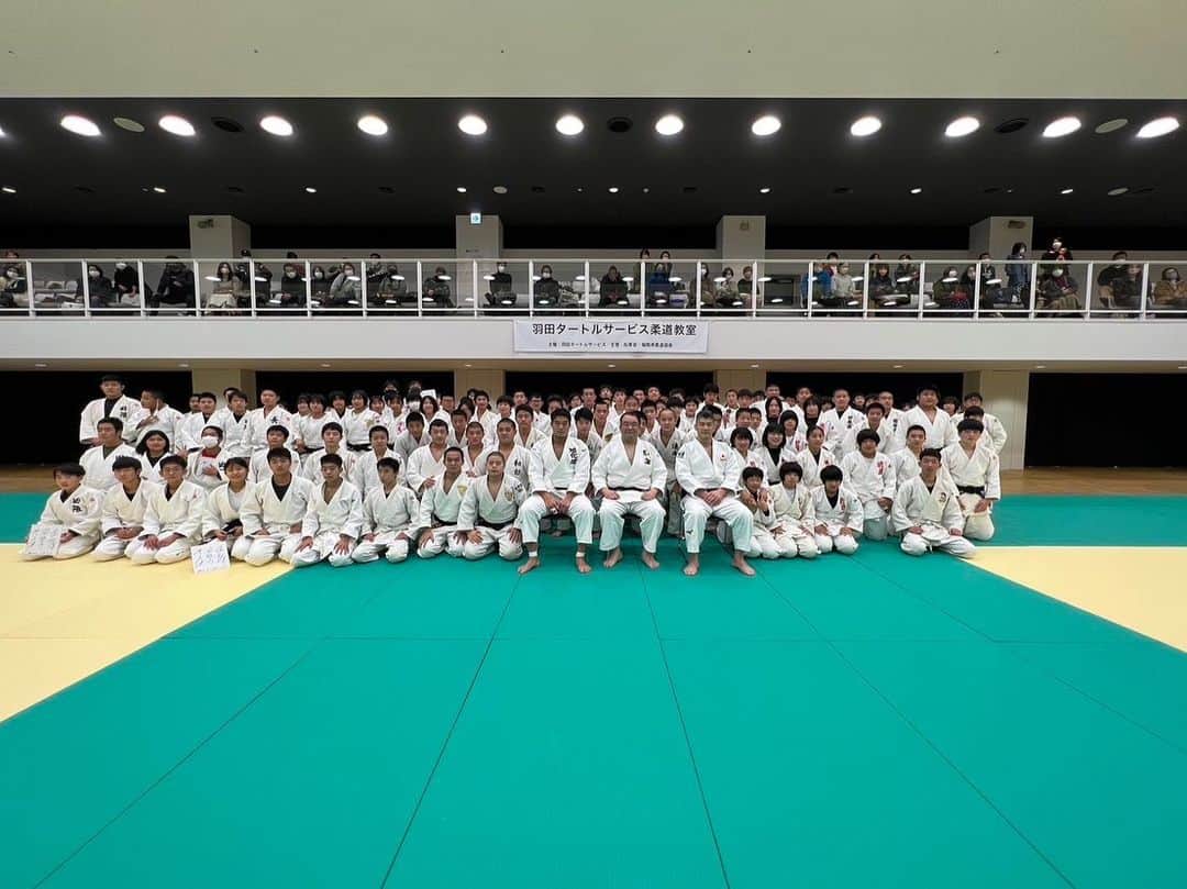 井上康生のインスタグラム：「羽田タートルサービス主催柔道教室  コロナの影響で3年越しの開催となった柔道教室。 羽賀選手、上水先生のご指導のもと、楽しく、刺激ある教室となったかと思います。生徒たちは目を輝かせて参加をしてくださり、また保護者の方々も嬉しそうに見守ってくださる姿は印象的でした。 主催者の羽田タートルサービス様をはじめ、藤田会長をはじめとする福岡柔道連盟の関係者、引率の先生や保護者、そして受講生の皆さん、本当にありがとうございました！  #羽田タートルサービス #福岡柔道連盟 #福岡市総合体育館 @ryunosukehaga  #上水研一朗 #ありがとうございました」