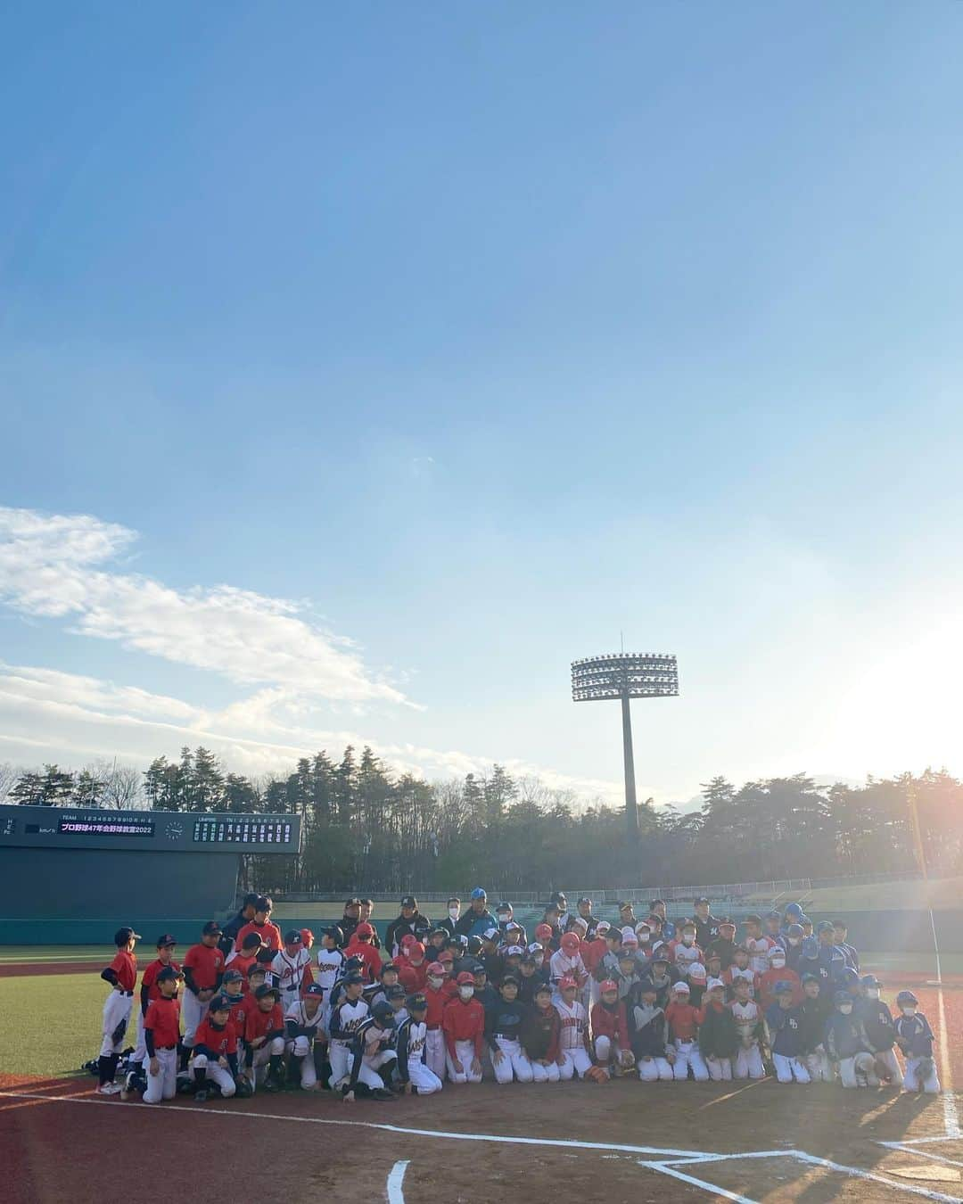 佐藤玲奈のインスタグラム：「. この時期恒例 #プロ野球47年会野球教室  稲葉篤紀さんはじめ 昭和47年生まれの元プロ野球選手が 福島の子どもたちに野球を教えてくださいました！  今回は東京2020オリンピックで代表選手たちがプレーした#県営あづま球場 での開催ということで、子どもたち本当に嬉しそうに指導を受けている様子がみられてとってもほっこり☺️  私も去年に引き続き司会を務めました。ここから未来のプロ野球選手が生まれるかもしれないと思うとワクワクしますね！来年の開催も楽しみです📣✨  #プロ野球#野球教室#野球#あづま球場#球場#稲葉篤紀 さん#47年会#スポ少#東京オリンピック#金メダル#未来のスター#プロ野球選手」