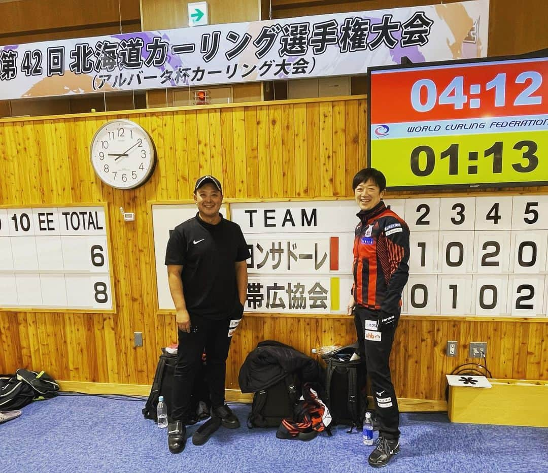 阿部晋也のインスタグラム：「第42回北海道カーリング選手権大会は準優勝でした🥈 決勝戦は延長戦まで行きましたが、残念ながらあと一歩及ばず。 しかし、1日遅れではありましたが大会に参加できた事、このコロナウイルスが蔓延する難しい状況の中で、最終日まで無事に開催していただけた事、本当にありがたく思っています。  チームは日本選手権へワイルドカードでの出場を目指して引き続き頑張って参ります。 応援よろしくお願いします🔴⚫️🦉️🥌📣  さて、今回の北海道選手権、阿部の私的なビッグゲームがありました🔥 ジュニア時代から青森1年目までずっと一緒にプレーした盟友 @kingkazu615 と公式戦で戦う日が来るとは…🥲 普段感じる事のない感情が出ちゃってましたが、めちゃくちゃ楽しかったです。 ちなみにこの30数年に渡る長いカーリング人生で初対戦です。 （常呂町民カーリング大会で対戦した可能性アリとの噂。笑）  いつかまた一緒にプレー出来たらいいね👨🏼‍🦳👨🏼‍🦳👨🏼‍🦳👨🏼‍🦳笑  #北海道コンサドーレ札幌 #コンサドーレ #consadole #コンサドーレカーリングチーム #カーリング #curling」