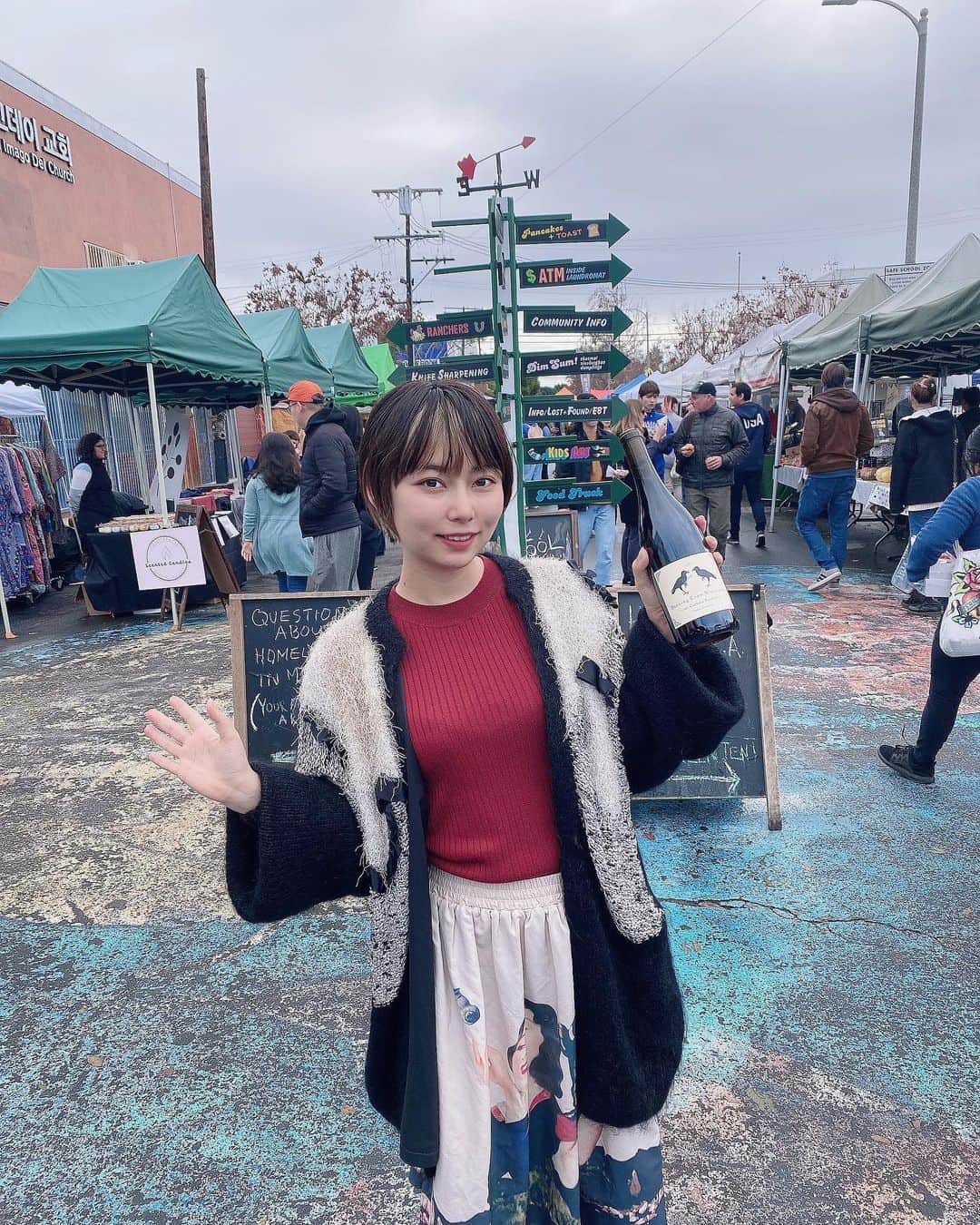 姫乃たまのインスタグラム：「ロサンゼルスとワイン🍷  ロサンゼルスに来ています〜。  今朝はファーマーズマーケットでワインを買いました。 ５本試飲して、一番香りが華やかだった一本に決めました。  お姉さんがサンドイッチ食べながら接客しててラフだった。  マーケットで買ったのは様々な品種のぶどうで作られたワインで、2枚目は私の大好きなカベルネ・ソーヴィニヨンで作られた「DECOY」というワインです。  スーパーマーケットで買ったのですが、牛乳とかアイスクリームとかポテトチップスとか、なんでもかんでも大きくてびっくりしています。  #姫乃たま #ロサンゼルス  #ファーマーズマーケット  #ワイン  #ワイン好き」