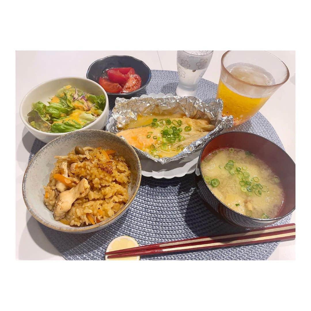 三宅絹紗さんのインスタグラム写真 - (三宅絹紗Instagram)「🍚🥢 三宅飯👩🏻‍🍳 久しく投稿していなかったなぁ と思い 今日の晩ご飯を撮影📸  なんだか和な気分でした🇯🇵  #鮭の味噌バター焼き #かやくごはん #トマトの生姜マリネ  2種類の飲み物と共に🥰笑 鮭がふっわふわに仕上がっていて 最高にぐーうまでしたっ👍🏻  #おうちごはん#与酉右衛門#花巻#津軽びいどろ#岩手#めんこいテレビ#アナウンサー#三宅絹紗#三宅飯👩🏻‍🍳」12月11日 23時44分 - kinusa_miyake_mit