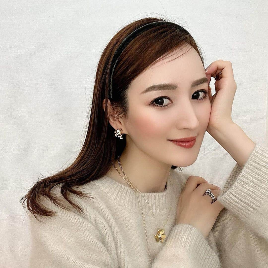 星玲奈のインスタグラム：「髪が伸びてきたので ヘアアクセを使ったアレンジも楽しくなってきた❤️ この時期になると必ずチェックする　 @alexandredeparis_japan のホリデーヘアアクセ🎄 今年はベロアのカチューシャとバレッタにしました😊 上質でとにかく作りもしっかりしているので、何年経っても綺麗に使えるのが嬉しい❤️そして簡単ヘアなのに、上品に見えるヘアアレンジができる😊✨ 今なら、33000円以上お買い上げの方に イラストレーターの @joetonozomi によるホリデーアイテムが描かれたかわいいクリスマスカードがもらえるそうですよ❤️  @alexandredeparis_japan #alexandredeparis #アレクサンドルドゥパリ」