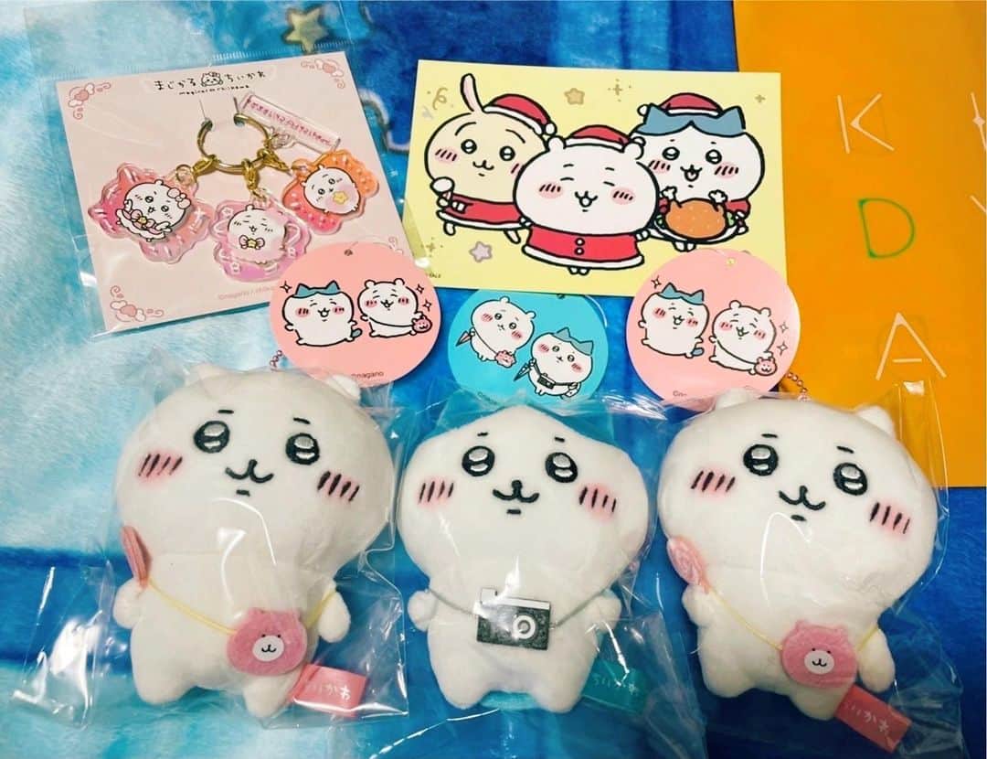 多和田秀弥のインスタグラム：「おでかけ楽しみ！シリーズ、ゲットしてきました📸🍭 前に買おかな〜って迷ってる間に見かけなくなった伝説のマスコットやからまた出会えてギザウレシス！！案件やわ。 ※すいーてぃーにいちゃんまんの分も無事ゲット◎  まじかるちいかわグッズもゲットしてきました。 ヒーローとしてはスルーできなかった変身途中がチャームになってる逸品もゲットしたのでございやさぁ。(ハチワレは売り切れてた…ワァ) またどこかで出会えたら！  #たわはね #ちいかわ #ちい活」