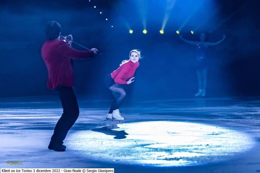 アンゲリーナ・クチヴァルスカさんのインスタグラム写真 - (アンゲリーナ・クチヴァルスカInstagram)「🎻❤️ #klimtonice  📸: @sergiobg56」12月12日 1時33分 - angeliiinaa__