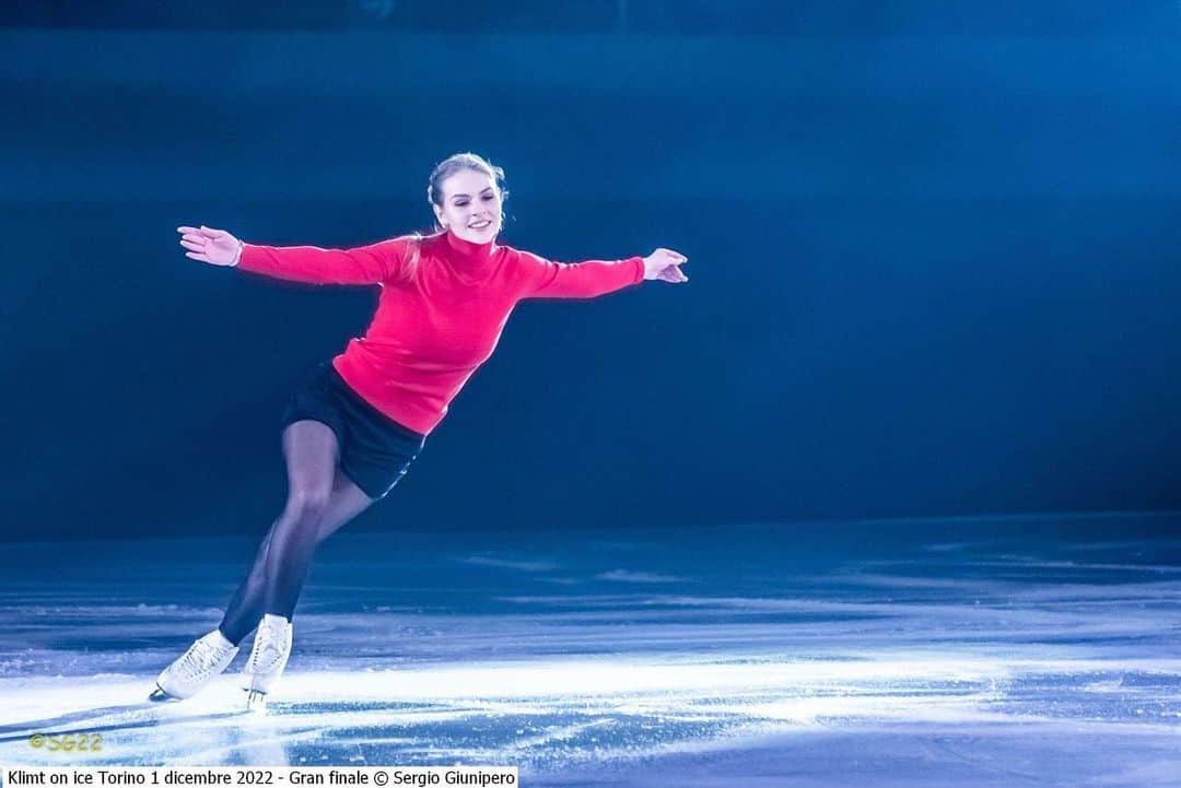 アンゲリーナ・クチヴァルスカさんのインスタグラム写真 - (アンゲリーナ・クチヴァルスカInstagram)「🎻❤️ #klimtonice  📸: @sergiobg56」12月12日 1時33分 - angeliiinaa__