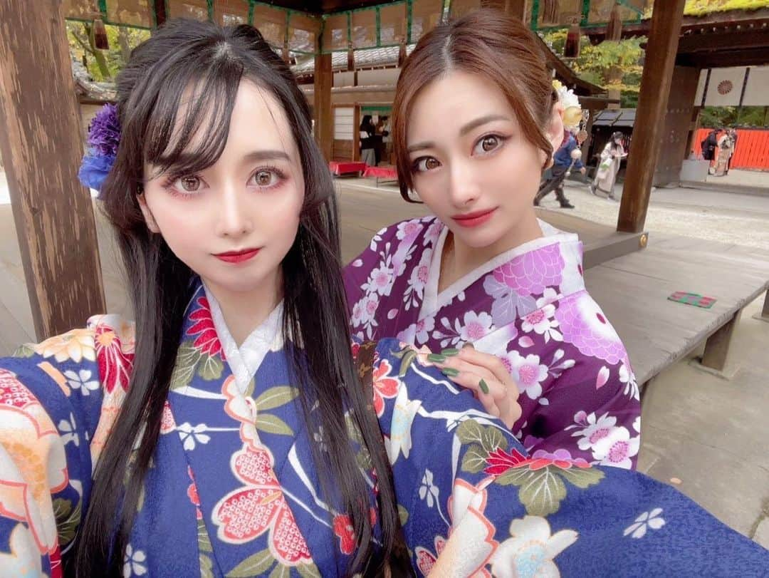 華沢友里奈さんのインスタグラム写真 - (華沢友里奈Instagram)「今年も @himekani と毎年恒例の京都秋旅行❤️ 紅葉が本当に綺麗すぎて感動🥺❤️  2人とも昔から神社とかお寺とか好きで 最近は御朱印あつめしてるの☺️❤️  今回行った八坂神社とってもよかった🥺 美御前社は美人祈願の神社らしく めっちゃお願いしてきた🤣🤣  そして今回は縁結びの神社も真剣に回ってきたよ😎爆笑 いい縁がありますように😑ww  何年経っても変わらずこの先こーやって 笑ってたくさん思い出作って御朱印集めしてたいな✨  #京都　#神社　#寺　#紅葉  #観光 #浴衣　#着物　#followme」12月12日 1時34分 - hanazawayurina