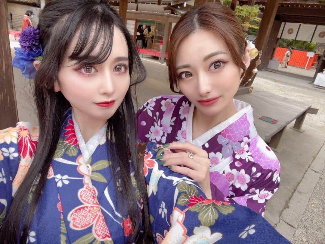 華沢友里奈のインスタグラム：「今年も @himekani と毎年恒例の京都秋旅行❤️ 紅葉が本当に綺麗すぎて感動🥺❤️  2人とも昔から神社とかお寺とか好きで 最近は御朱印あつめしてるの☺️❤️  今回行った八坂神社とってもよかった🥺 美御前社は美人祈願の神社らしく めっちゃお願いしてきた🤣🤣  そして今回は縁結びの神社も真剣に回ってきたよ😎爆笑 いい縁がありますように😑ww  何年経っても変わらずこの先こーやって 笑ってたくさん思い出作って御朱印集めしてたいな✨  #京都　#神社　#寺　#紅葉  #観光 #浴衣　#着物　#followme」