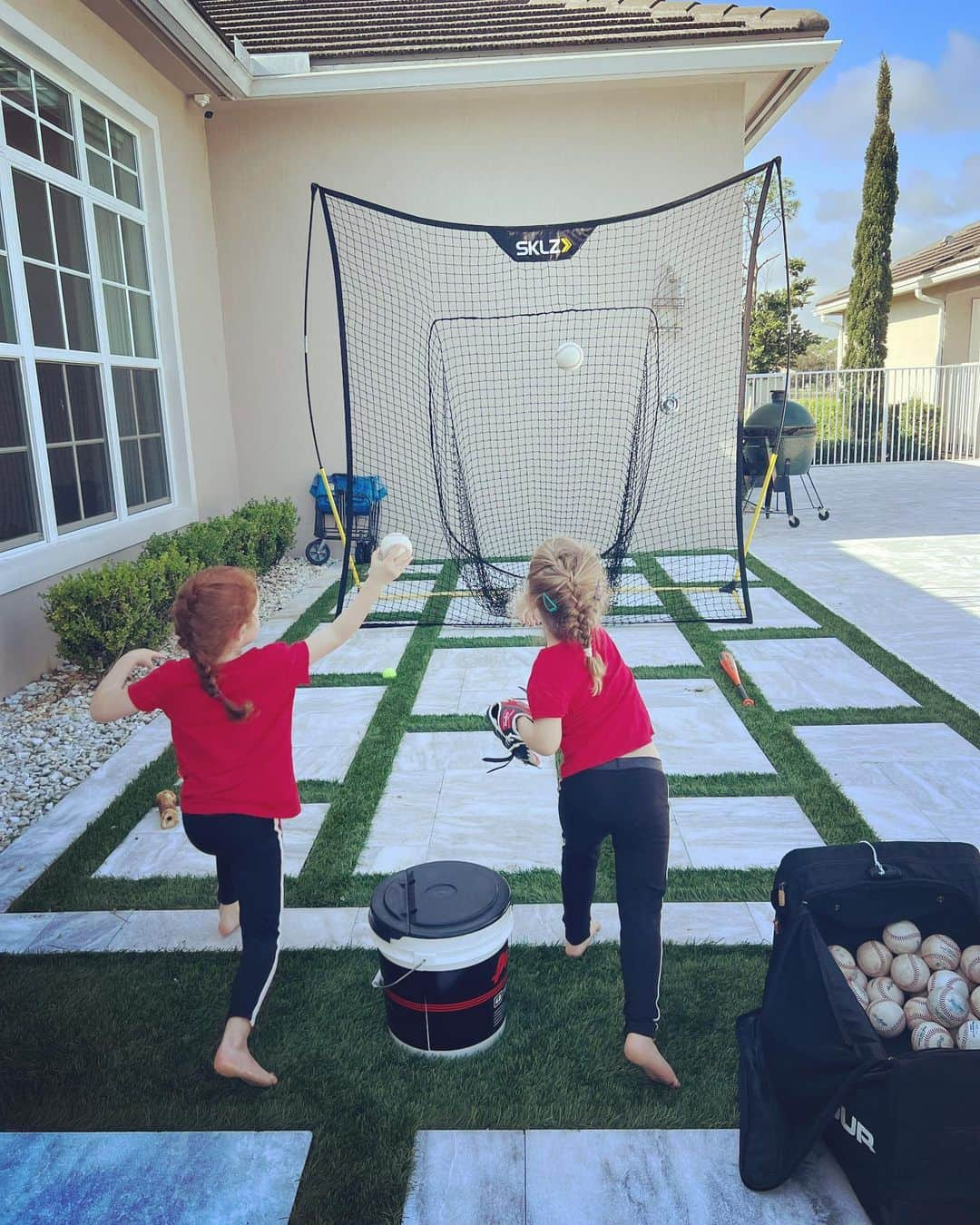 ローレン・マイコラスのインスタグラム：「They got daddy’s arm slot ⚾️👊🏻💪🏼 @magic_mikolas39」