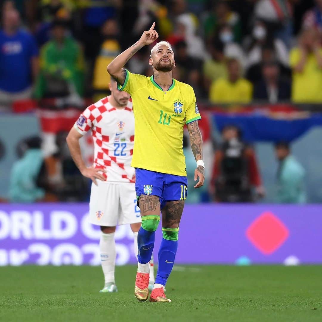 ネイマールのインスタグラム：「em solo brasileiro …  ainda dói muito a derrota, estávamos tão perto, tão perto.  Infelizmente ou felizmente eu ainda não aprendi a perder. As derrotas me fortalecem mas elas me machucam demais e eu ainda não me acostumei com isso. Enfim, temos que seguir em frente … a vida nos faz seguir, mesmo que doa e que o machucado demore a sarar, temos que seguir.  Mais uma vez quero agradecer ao povo brasileiro pelo suporte e pelo carinho, ouvir de vocês que nós lutamos, nos entregamos até o final conforta um pouquinho da nossa dor.  Obrigado Qatar, por tudo.. a copa estava linda e ela tinha que ser do BRASIL pra coroar tudo, mas por destino de Deus não foi.  Seguimos… agora é desligar a chave, aproveitar a família e amigos, recarregar as energias porque conviver com essa derrota vai ser muito difícil, ainda me dói MUITO! FÉ🙏」
