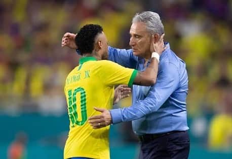 ネイマールのインスタグラム：「Cartinha aberta ao TITE.  Antes de nos conhecermos pessoalmente, jogamos muitas vezes contra e posso te falar? Eu te achava muito chato! Porque você montava um time pra me marcar, fazia de tudo pra ganhar de mim e ainda falou mal da minha pessoa. Mas o destino é engraçado né ? Colocou você como treinador e eu como seu numero 10.  Eu te conhecia como treinador e já sabia que era muito bom mas como pessoa você é MUITO MELHOR!  você me conheceu e sabe quem eu sou e isso é o que importa pra mim….  Venho aqui abertamente te agradecer por tudo, todos os ensinamentos que o sr nos deu … e foram tantos 👏🏽 Você sempre será um dos melhores treinadores que eu já tive ou terei, sempre irei te exaltar. Tivemos momentos lindos mas também tivemos momentos que nos machucaram muito e esse último vai nos machucar por muito tempo.  Você merecia ser coroado com essa copa, todos nós merecíamos por tudo que fizemos e por tudo que abrimos mão pra tentar alcançar o nosso maior sonho. Mas Deus não quis assim, paciência. Deus nos deu TUDO!  Obrigado professor Tite, por todo aprendizado …e se tem uma frase que jamais esquecerei é “MENTALMENTE FORTE” e teremos que ser MUITO nesse momento!  Um grande abraço e OBRIGADO 🙏」