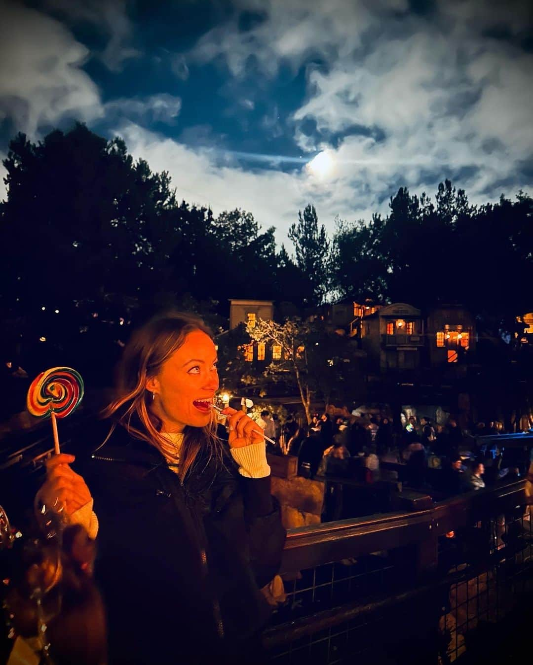 オリヴィア・ワイルドさんのインスタグラム写真 - (オリヴィア・ワイルドInstagram)「Bury me under space mountain this is my favorite place on earth. #disneylandchristmas #disneylandholidays #churros #churros #churros #churros」12月12日 4時58分 - oliviawilde