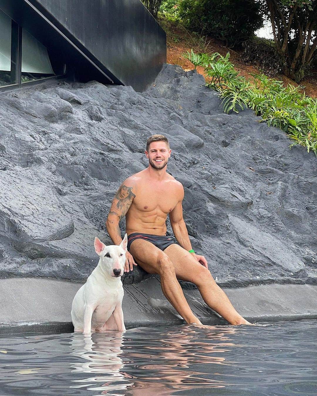 Jonas Sulzbachのインスタグラム：「É um amor inexplicável 🤍 @bud.bullterrier」