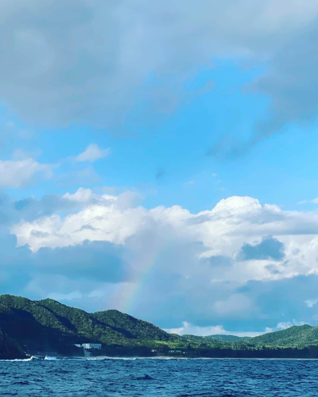 大島央照さんのインスタグラム写真 - (大島央照Instagram)「約10年ぶりの奄美大島。  初日は雨、滞在中は曇りと言われていましたが、虹、光、月、雲etc..色んな景色が見えました。  私にとって、初めての大きなプロジェクトで撮影に行ったのが、かれこれ20年くらい前、ご縁を感じた時でしたー。  今回短い時間でしたが、肩の力も抜けて、リセットできた気分になれました✨  感謝しております☺️✨  #奄美大島 #amamioshima  #奄美 #サンセット #サンライズ #月 #光 #虹 #happy」12月12日 6時59分 - chiakioshima