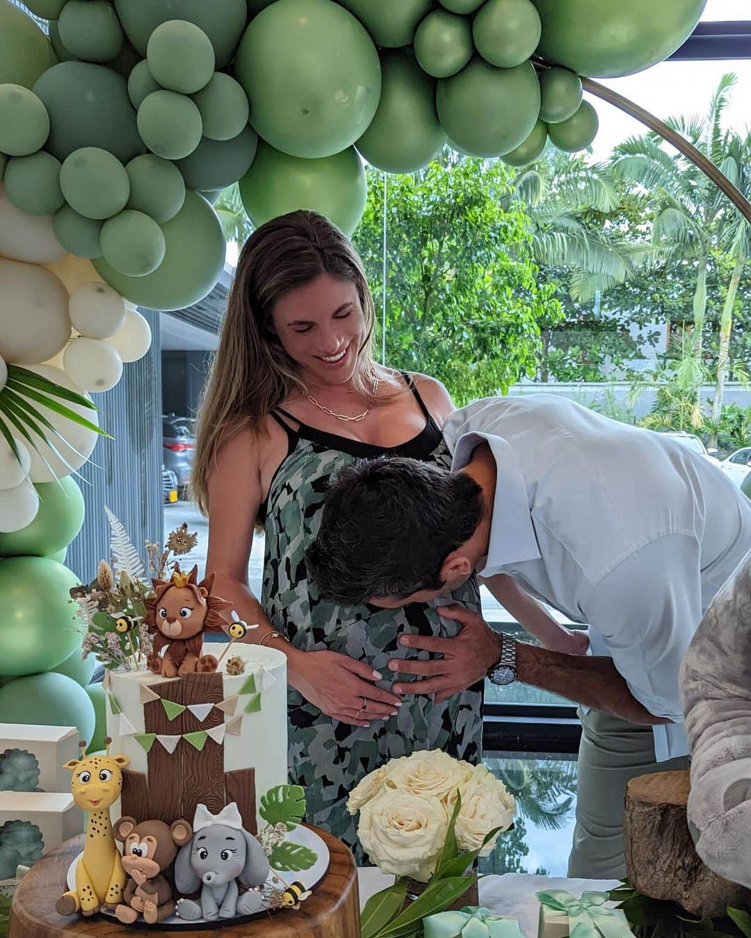 ベレン・モゾのインスタグラム：「Hoy tengo resaca emocional de uno de los mejores días de mi vida. #BabyShower de Enzo rodeada de familia y algunos de mis seres más queridos. Gracias por compartir toda vuestra buena energía y amor con nosotros. Ojalá sea capaz de explicarle a Enzo lo afortunado que es de tener a esta familia tan grande y tan maravillosa.」