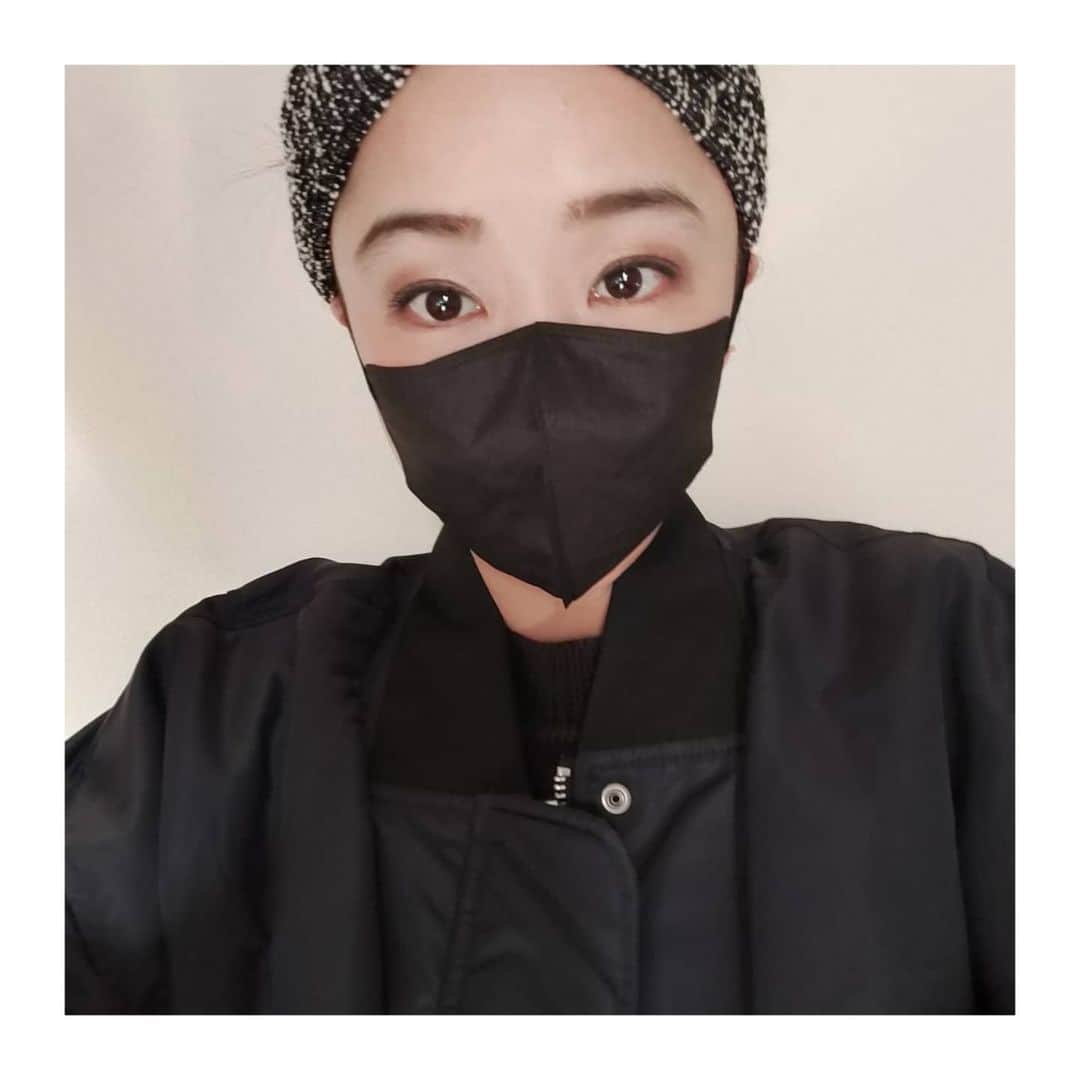 工藤里紗のインスタグラム：「ヘアバンド×マスク=とても楽 🤍🤍🤍 黒マスクすると 凛々しくなる笑」