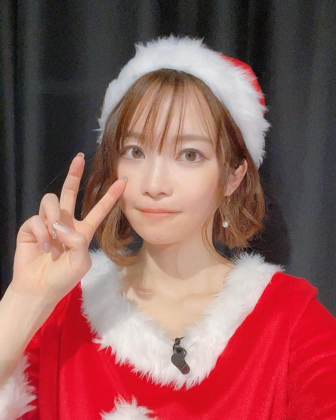 さくまみおのインスタグラム：「先日のスタホ大感謝祭、プレイヤーの皆様と実際にお会い出来て楽しかったです☺️!!!  手を振ってくれたり、超能力送ってくれたり←、色々と茶番にお付き合いいただきありがとうございました😂🙏🏻  第二部からはサンタはんに変身🤶🏻 うーん…色々ギリギリだが今年も着せていただきありがとうございます(笑) 来年も着れるよう自分磨き頑張りますᕙ( ˙-˙ )ᕗﾑﾝｯ そしてMC力も…うん( ¯ᒡ̱¯ )و"  #スタホ大感謝祭 #starhorse  #スターホース情報局 #MC #クリスマス #サンタコス」