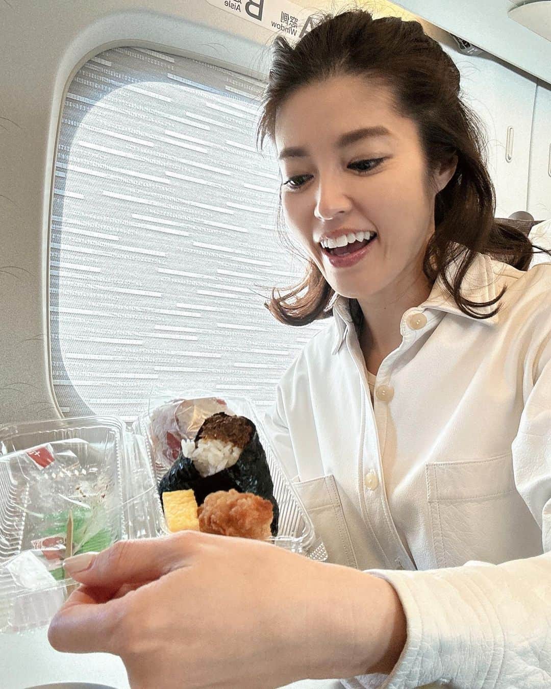 のインスタグラム：「『スッキリ』後に、新幹線の中でスッキリの楽屋のお弁当を🍱😍 『スロイジ』後に、新幹線の中でスッキリの楽屋のデザートを🍰😍 お仕事後の空腹を満たしてくれる楽屋の食べ物たち❤️ ご用意下さり、本当にありがとうございます☺️☺️ そして今夜は早く寝るぞー🛌💤  #NYC #ニューヨーク #Barbie #バービー #pink #ピンク #楽屋のお弁当リポート #新幹線の中で食す！ #いつもありがとうございます😭 #」
