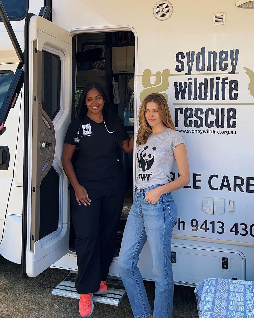 Victoria Leeのインスタグラム：「🌿Last week I had the opportunity to travel to Narrabeen with @wwf_australia to visit @sydneywildliferescue ‘s Mobile Care Unit and meet the incredible team of volunteers, vets and a few of the native animals that were in for treatment.  It was so inspiring to see first hand the love and care the team selflessly provide the most vulnerable of our native wildlife (ie two beautiful orphaned baby Brushtail possums, an under the weather water dragon and a rainbow lorikeet with a bad wing).   Sydney Wildlife Rescue is a fantastic organisation that works to rescue and care for sick, injured and orphaned native wildlife and safely release them back into the wild. Along with educating communities about protecting our native wildlife and preserving their habitats.  Run by passionate volunteers who donate their time, skills and homes to care for and rehabilitate the animals that come into care, funding is 100% donation based and has been under immense pressure following the most recent floods and prior to that, the bushfires of 2019/20.   To learn more, make a donation or become a volunteer (Sydney Wildlife Rescue operate in the Sydney metropolitan area) visit sydneywildlife.org.au.   💚They also provide a 24/7 rescue hotline - 02 9413 4300 (great to keep in mind heading into the holiday period when many of us will be in the road).   Thank you for having me @doctor.prish @sydneywildliferescue @wwf_australia 💚  #regenerateaustralia」
