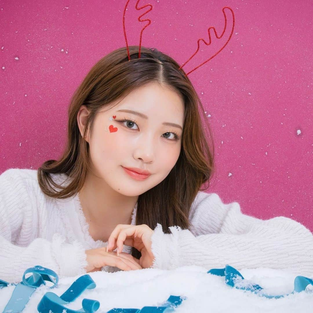 Popteenさんのインスタグラム写真 - (PopteenInstagram)「Popteen1月号のアザーカット💕  クリスマスに向けてモデルたちが、クリパ＆デートメイクを提案🙌  れあぱぴは、友だちとのクリパメイクを提案したよ🎁  オトナっぽく映えたい子は、れあぱぴのクリパメイクをマネしてみてね🫶  #Popteen#POPモデル#れあぱぴ#権隨玲#クリスマス#メイク#冬#冬メイク#クリスマスメイク#クリパ#SNS映え#パーティーメイク#アザーカット」12月12日 17時36分 - popteen_official